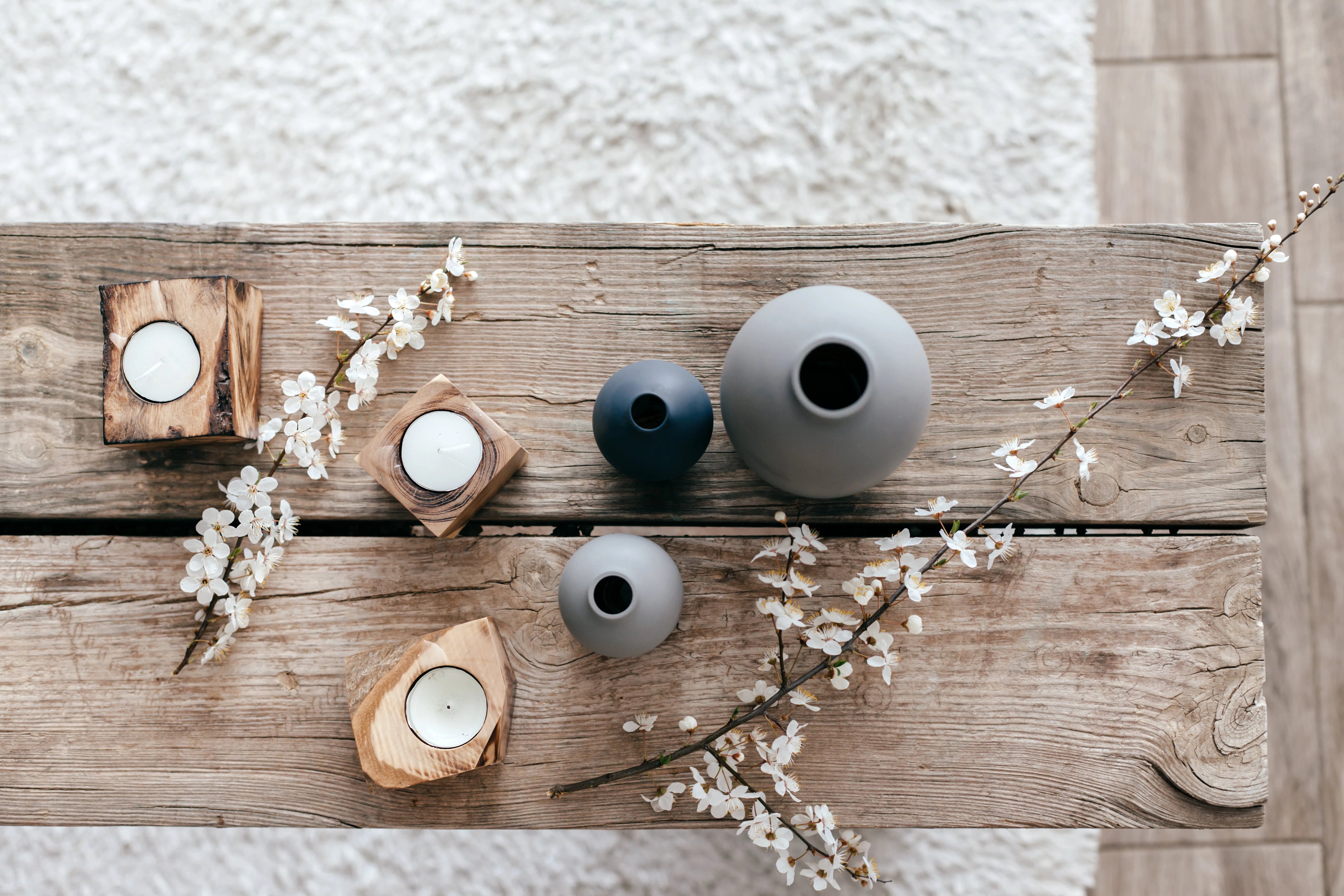 木質桌面擺放陶瓷花器與茶蠟燭,搭配自然乾燥花點綴|上手家居