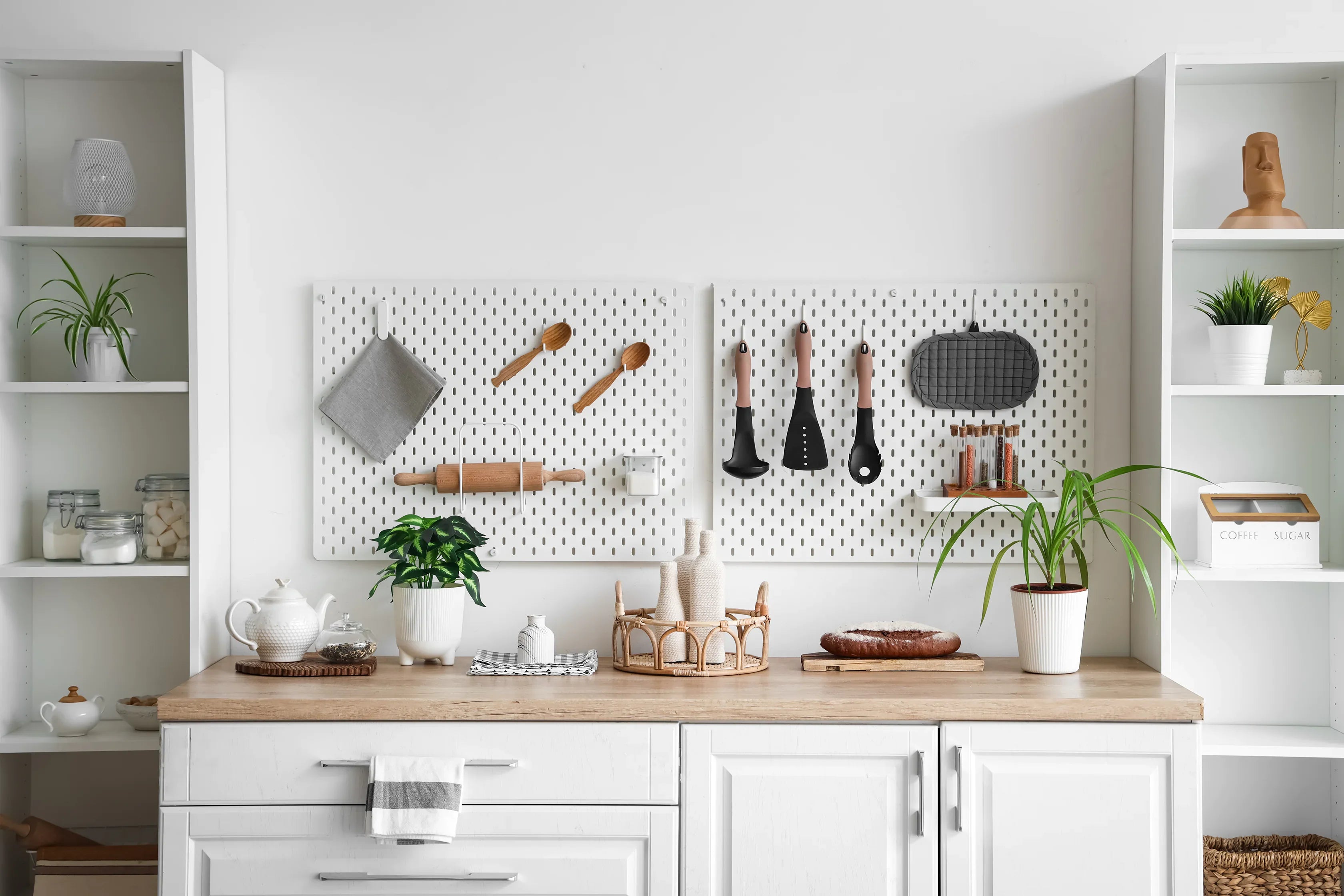 白色櫥櫃搭配洞洞板餐具收納|上手家居