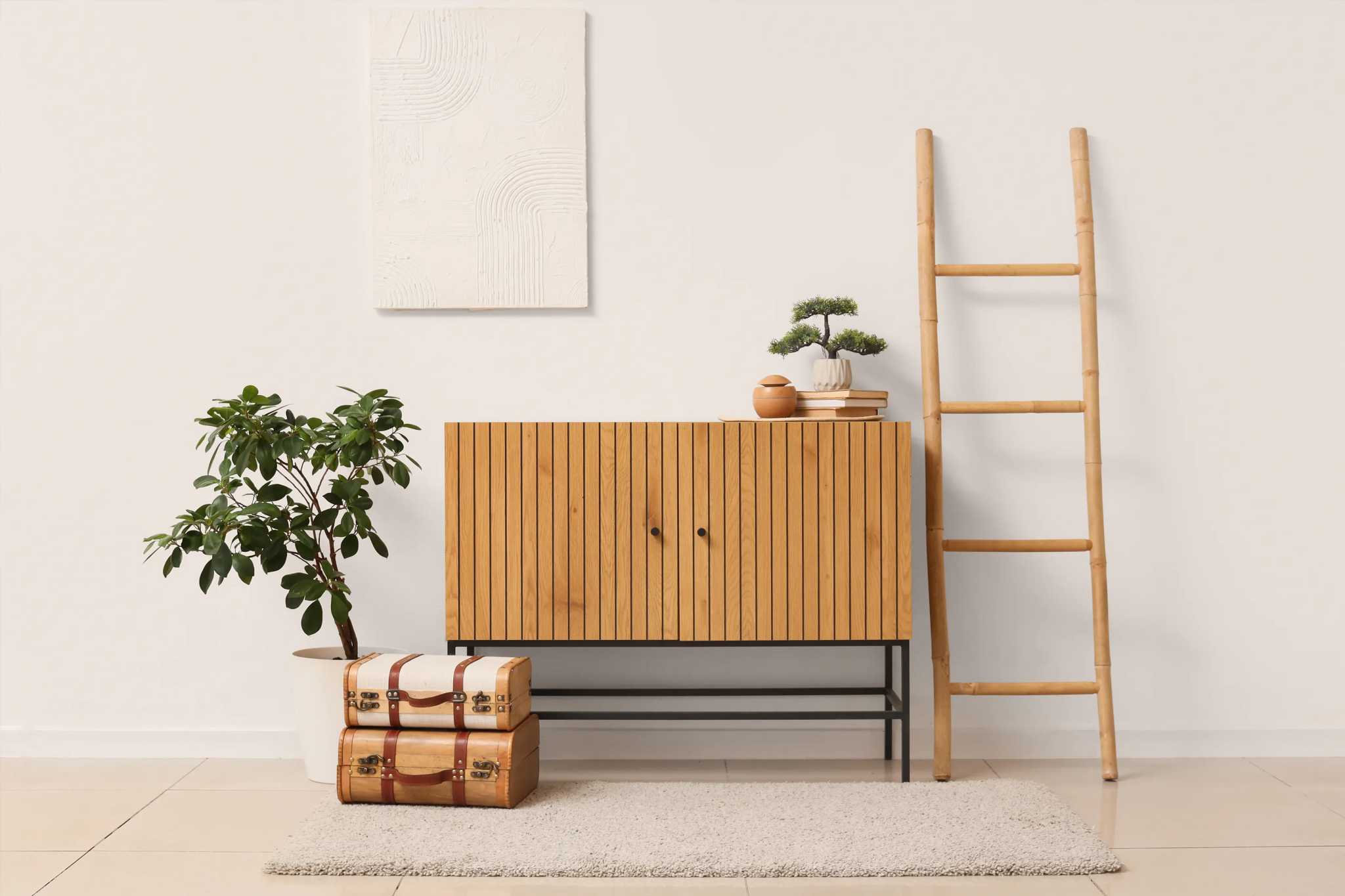 木質收納櫃搭配室內植物與梯架,簡約風客廳一隅|上手家居