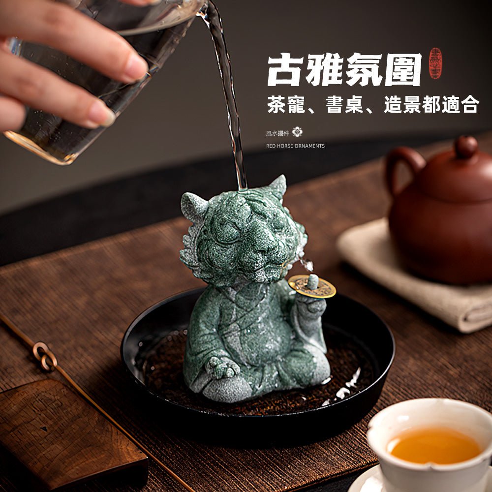 招財玉龍風水擺件|青砂石質感・指尖古錢聚財開運・茶寵/書桌/玄關皆宜