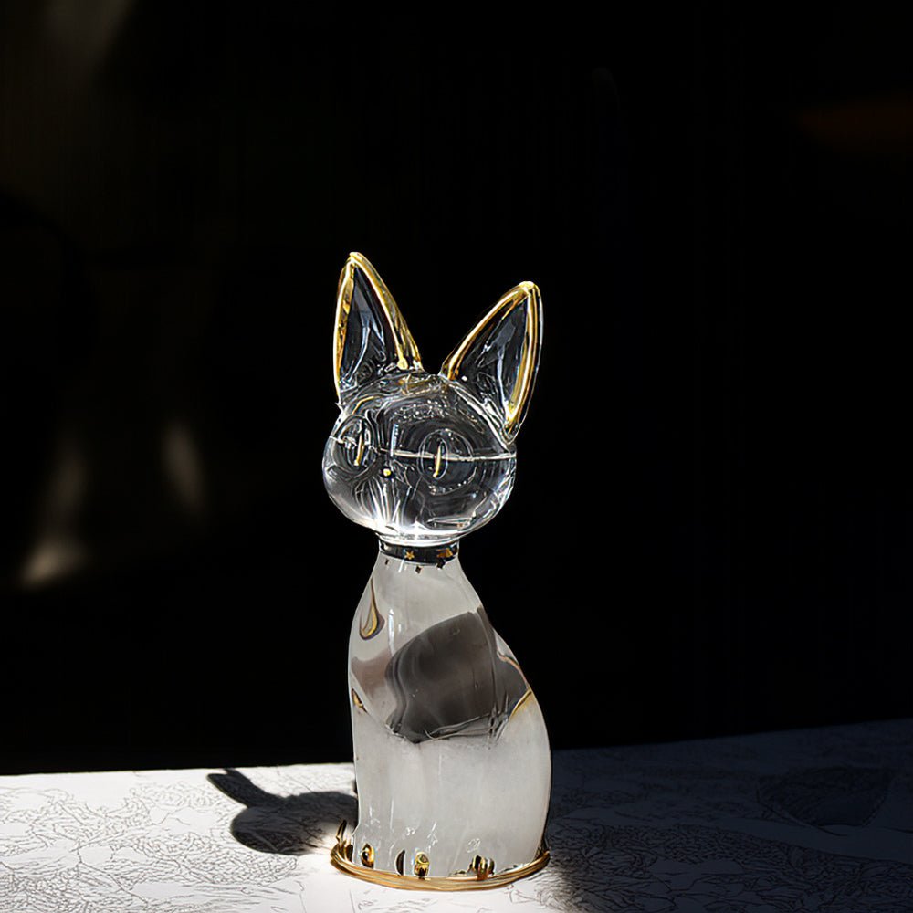 貓咪造型天氣瓶靜置於桌面,瓶內結晶透亮,環境自然光灑落,畫面寧靜療癒|上手家居