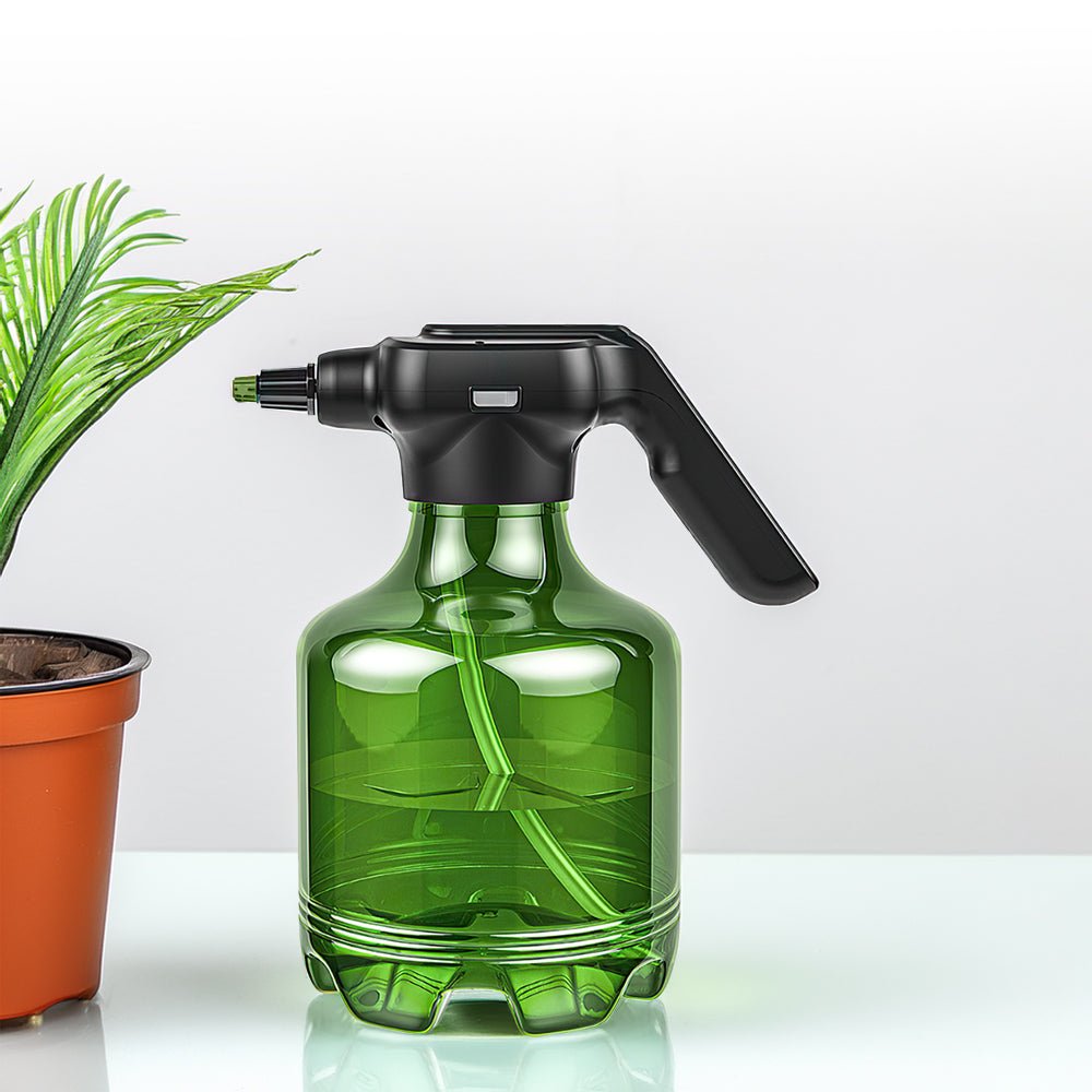 電動噴壺實拍圖,展示細霧噴灑澆水情境與陽台植栽使用畫面|上手家居