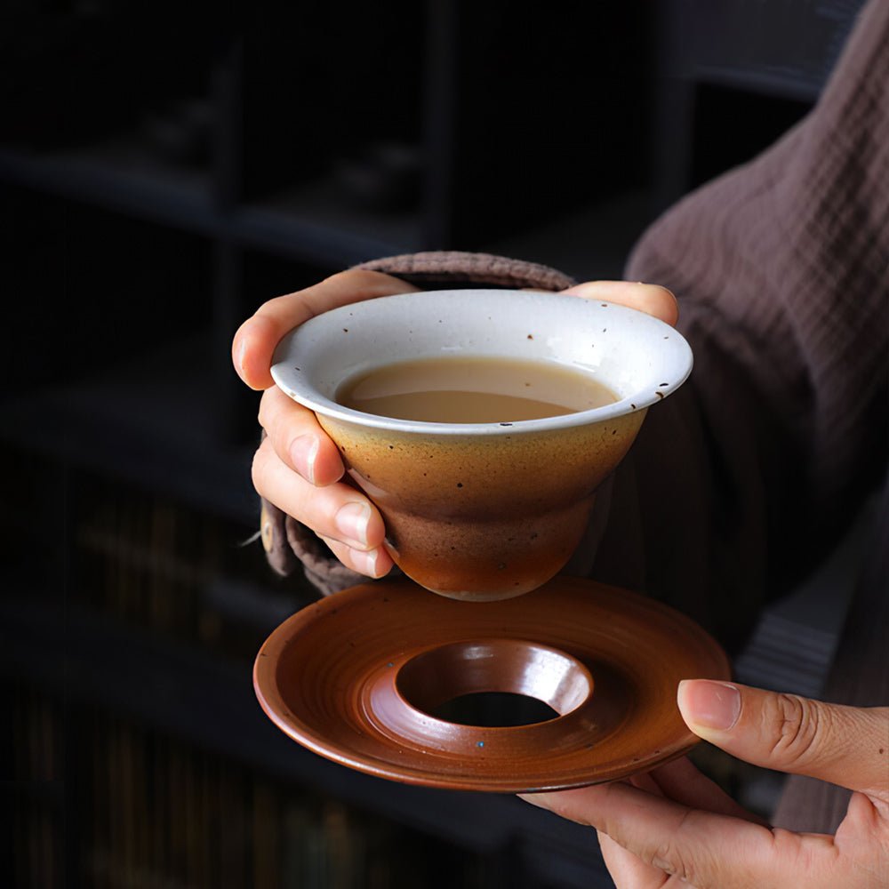 飛碟咖啡杯無字圖,呈現杯身弧線與杯口寬度細節|上手家居