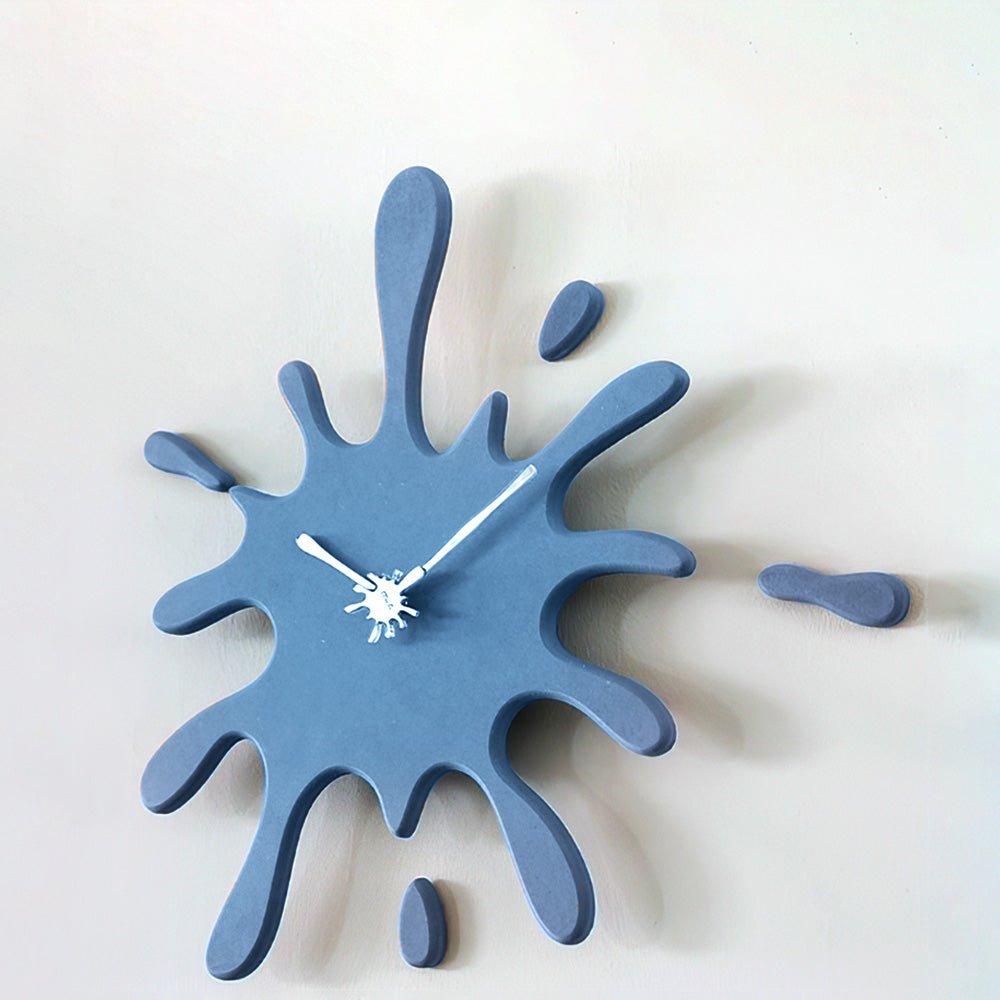 造型掛鐘靜音指針旋轉中,潑彩藍設計突顯空間亮點與個性|上手家居