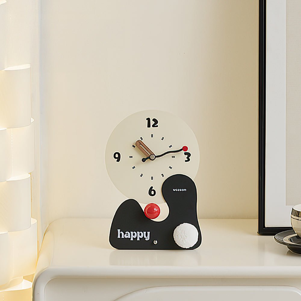 奶霜白童趣造型時鐘特寫,展現曲線設計與桌面擺設情境|上手家居