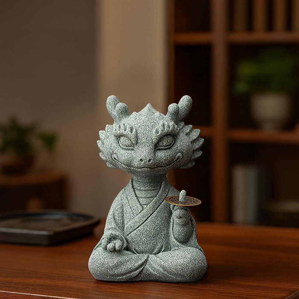 招財玉龍風水擺件｜青砂石質感・指尖古錢聚財開運・茶寵/書桌/玄關皆宜