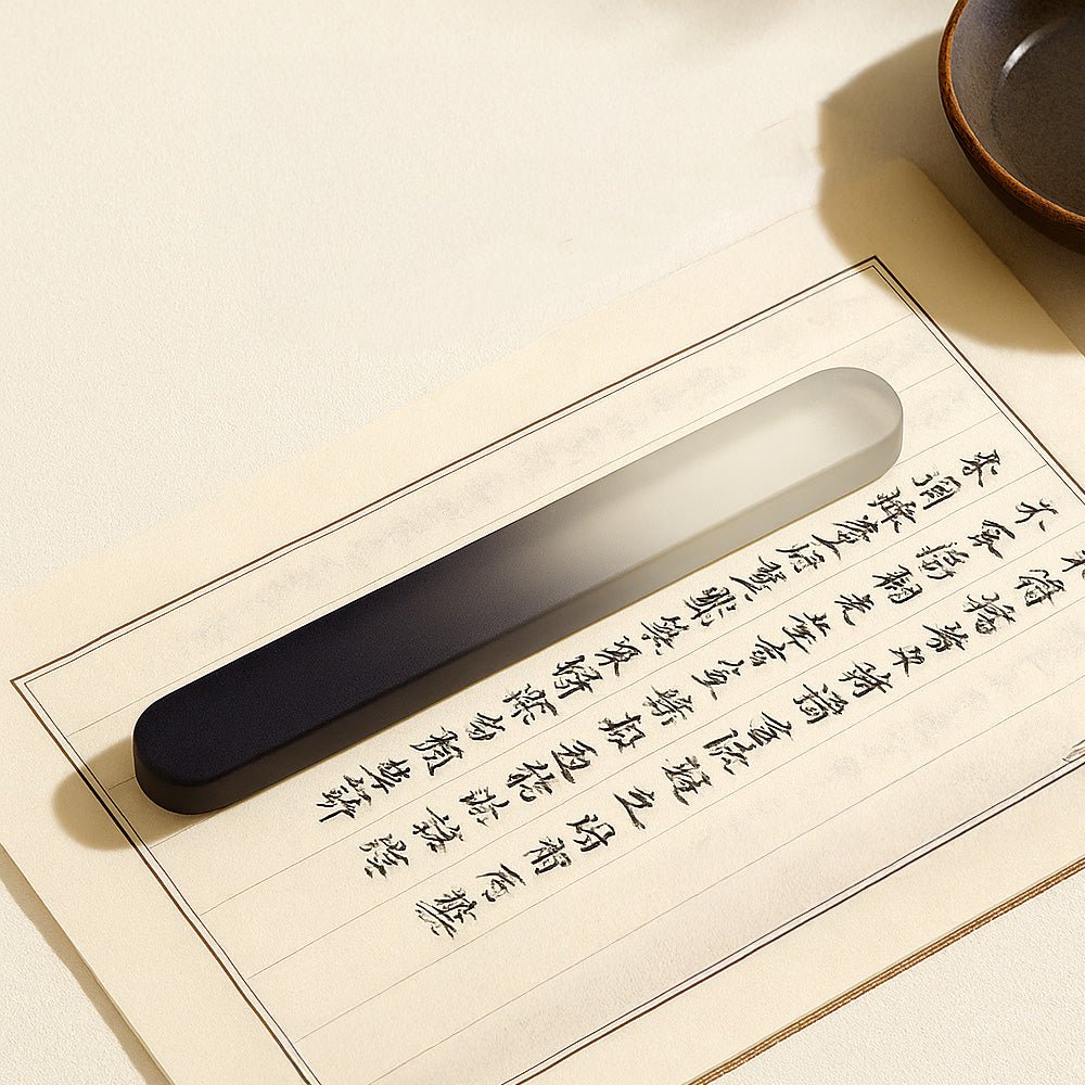 琉璃紙鎮｜霧隱墨色漸層・邊角打磨圓潤・琉璃質感清透溫潤・書桌茶席皆