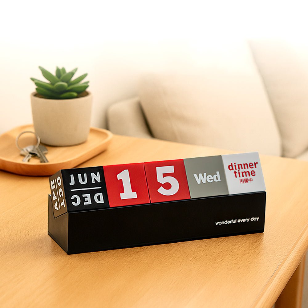 翻轉萬年桌曆｜旋轉切換輕鬆俐落・紅灰黑撞色設計・穩固底座不易傾倒