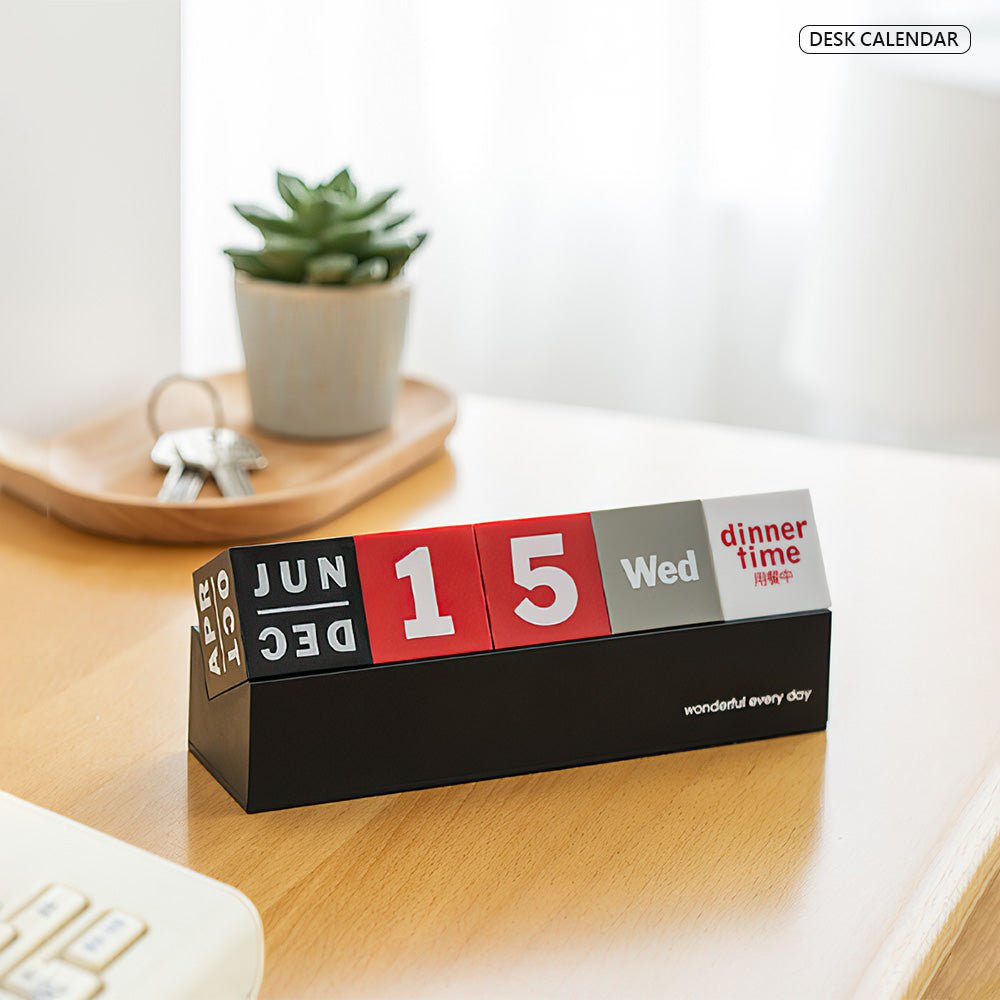 翻轉萬年桌曆｜旋轉切換輕鬆俐落・紅灰黑撞色設計・穩固底座不易傾倒