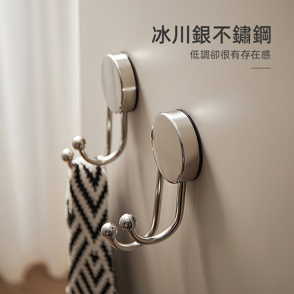 質感不鏽鋼吸盤掛鉤｜一壓上牆不傷牆・圓潤雙球不勾傷衣物